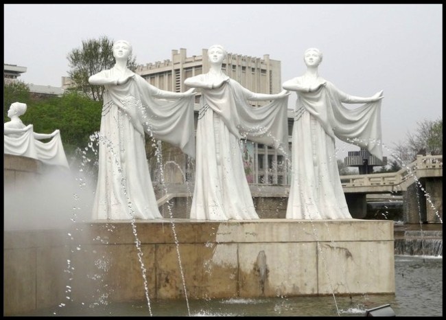 7072932-snow_falls_fountain_pyongyang