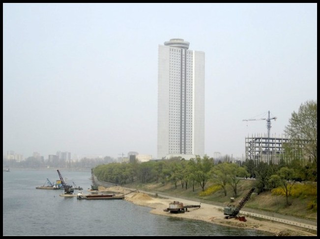 7098225-yanggakdo_hotel_pyongyang
